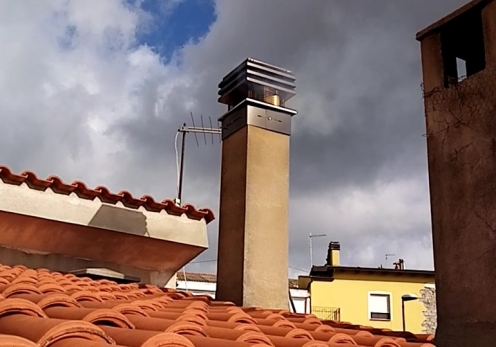Il vento forte fa entrare il fumo del tuo camino in casa? L’ aspirafumo per camini Gemi è la soluzione